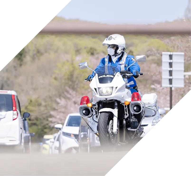 バイクに乗っている警察官