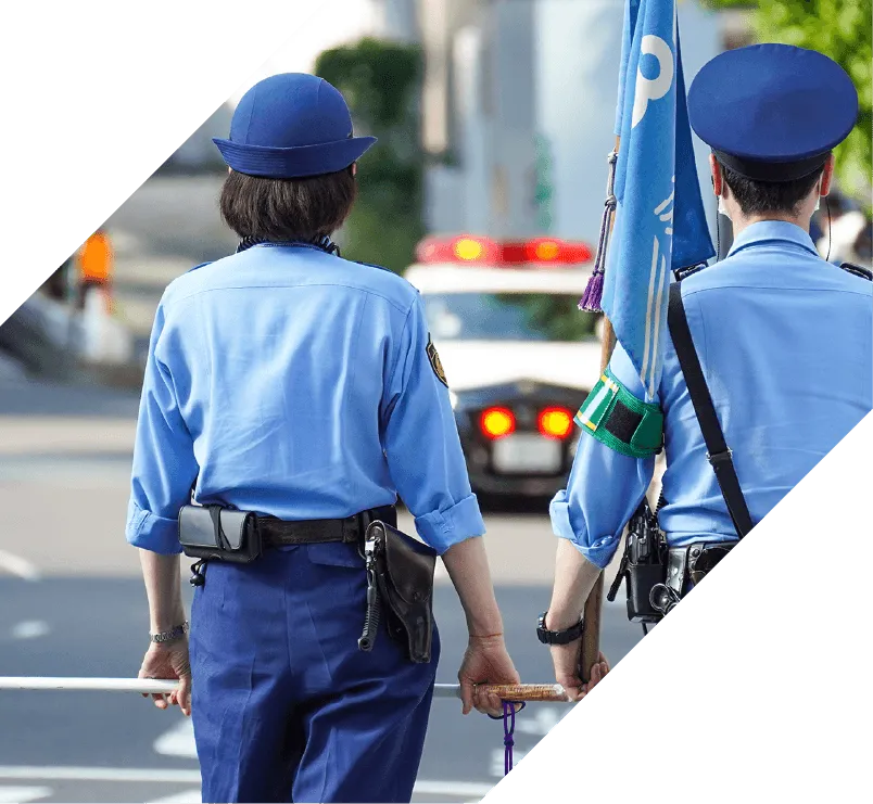 警察官の後ろ姿