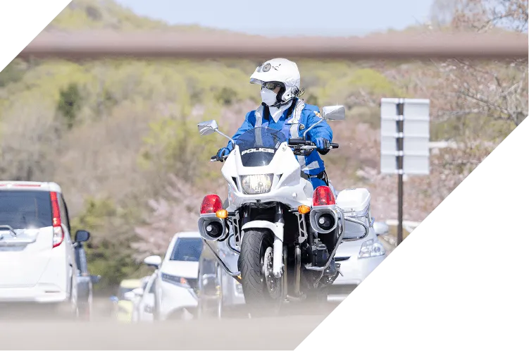 バイクに乗っている警察官