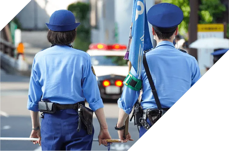 警察官の後ろ姿